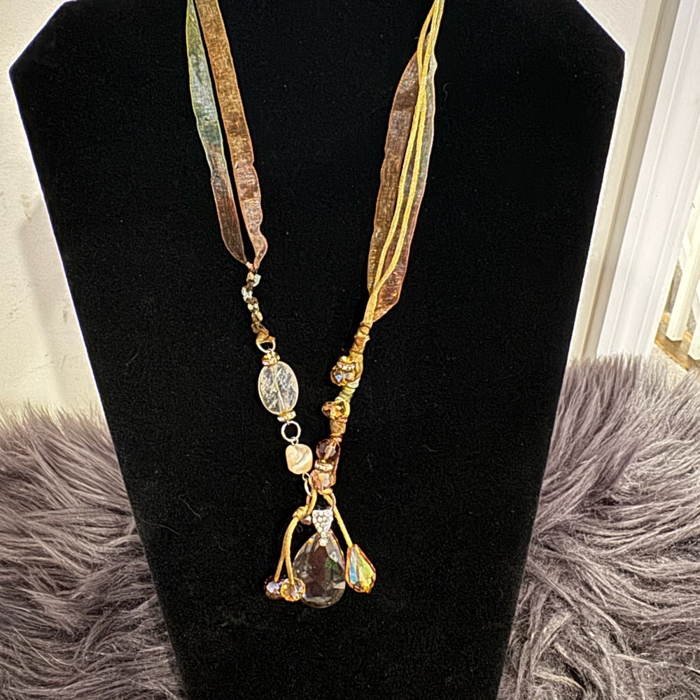 Beautiful fashion ribbon and crystal necklace